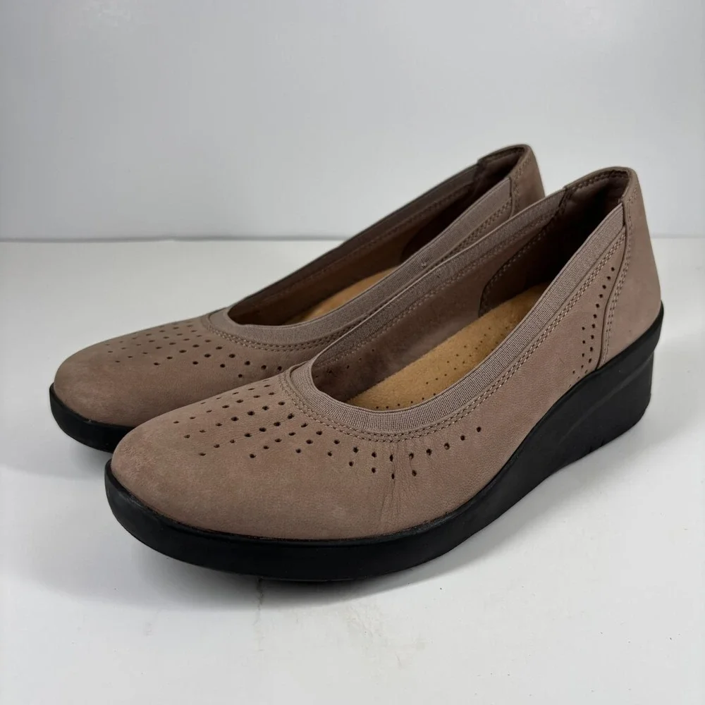 Clarks Suttyn Kaylie Women's 9.5M Light Taupe Casual Comfort Slip-On Wedge Shoes